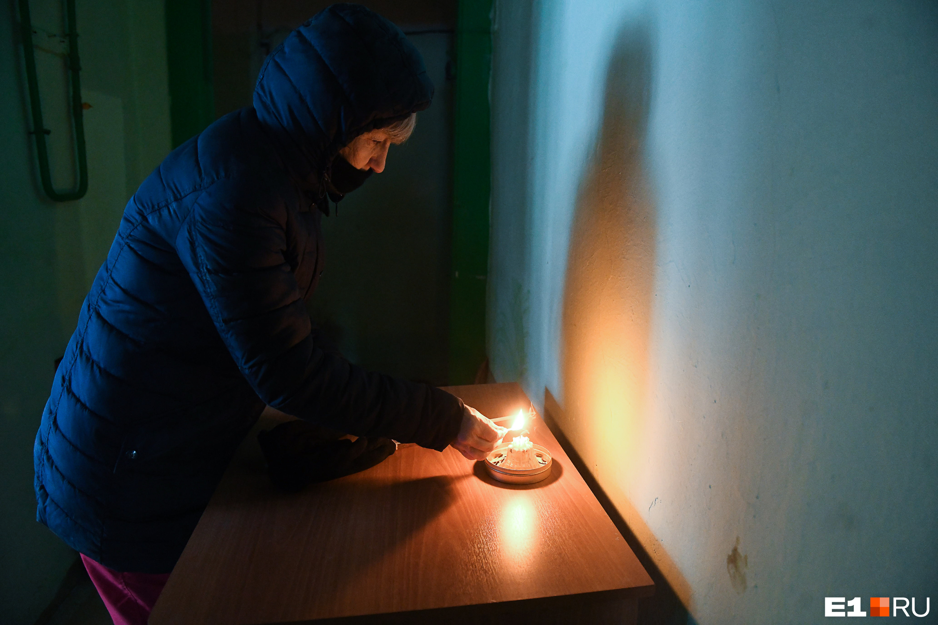В Екатеринбурге отключат свет сразу на 12 улицах. В чем причина?