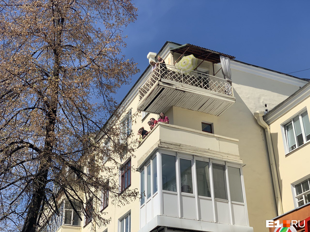 Жители домов в центре приветствовали полк и поздравляли с Днем Победы Жители домов в центре приветствовали полк и поздравляли с Днем Победы