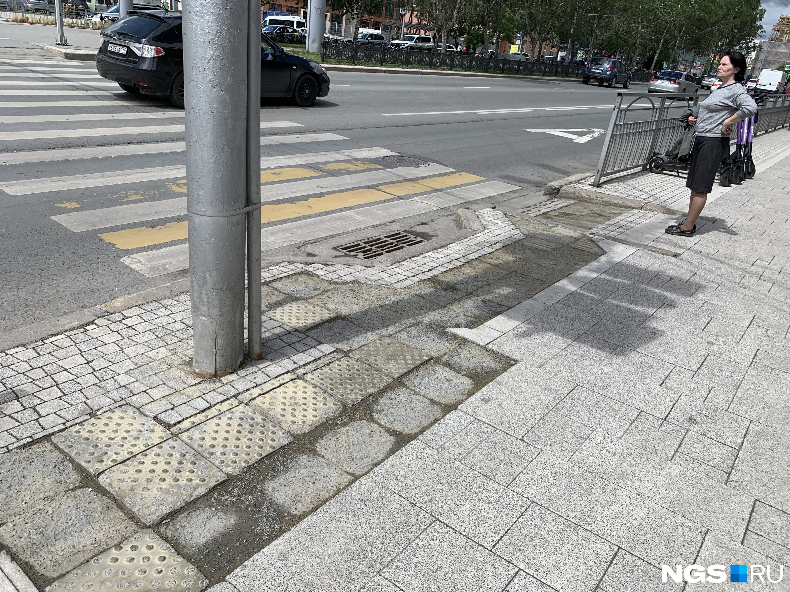 тротуар. после масштабной реконструкции. тротуар в городе. новосибирск благоустройство красный проспект. пр.