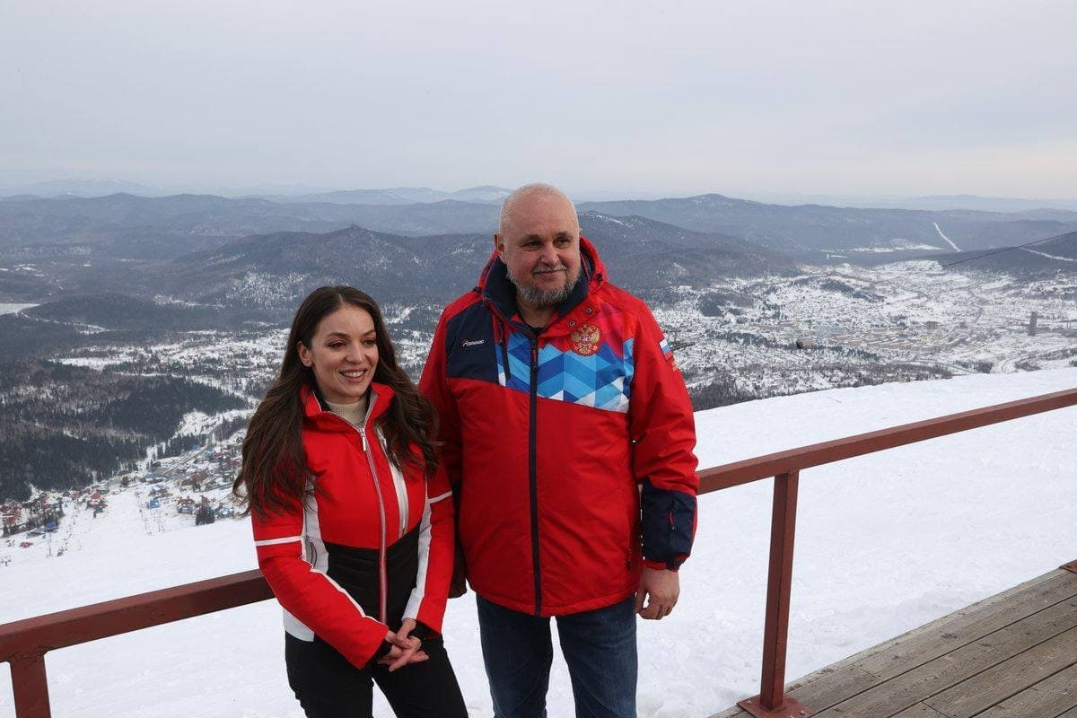 Сергей Цивилев и Зарина Догузова на вершине горы Зеленой