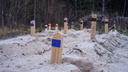 Деревянные надгробия среди песка: как в Архангельске хоронят одиноких людей