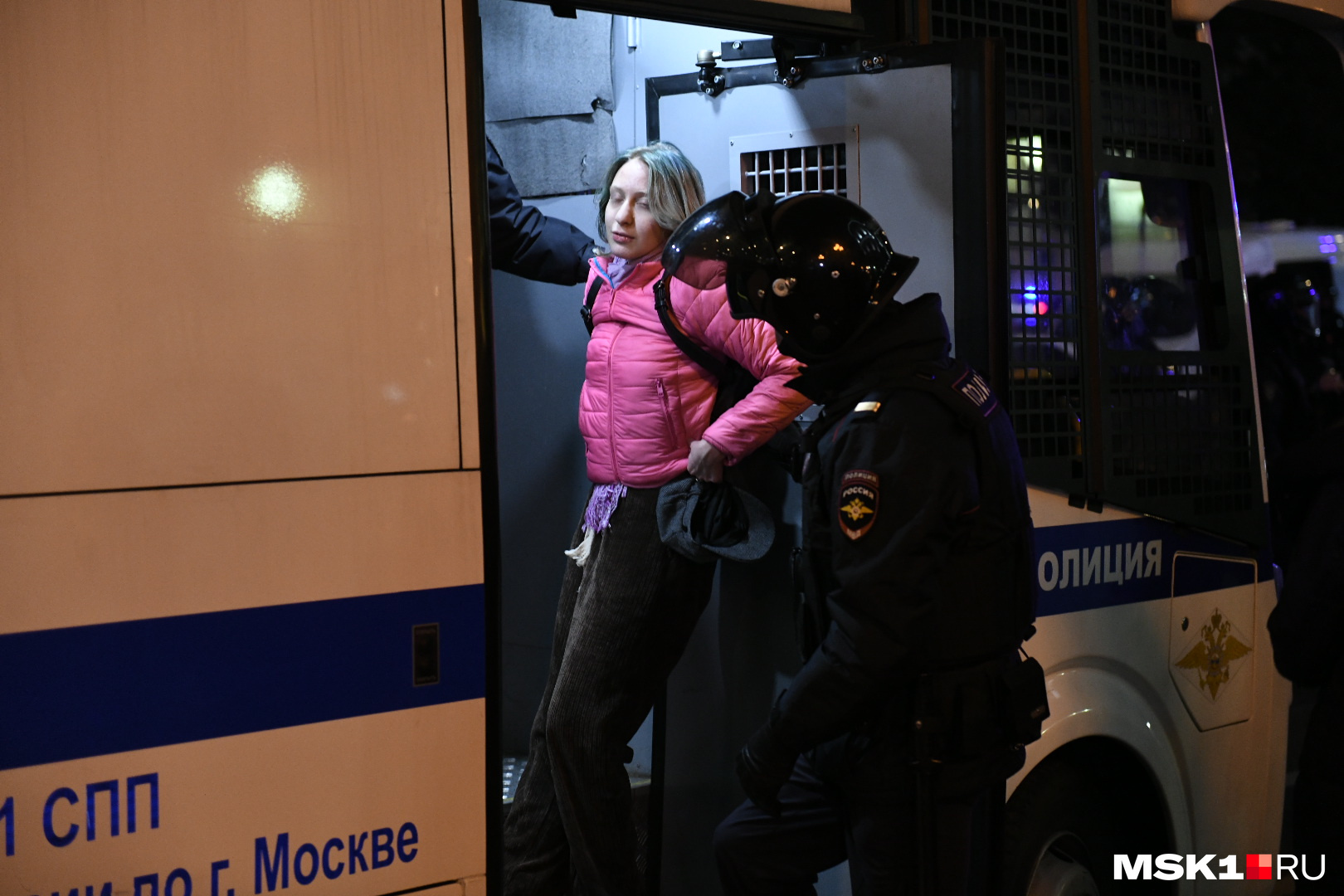 Митинг жен в москве. Девушка полицейский. Полиция арестовала девушку. Полицейский автозак. Девушка в автозаке.
