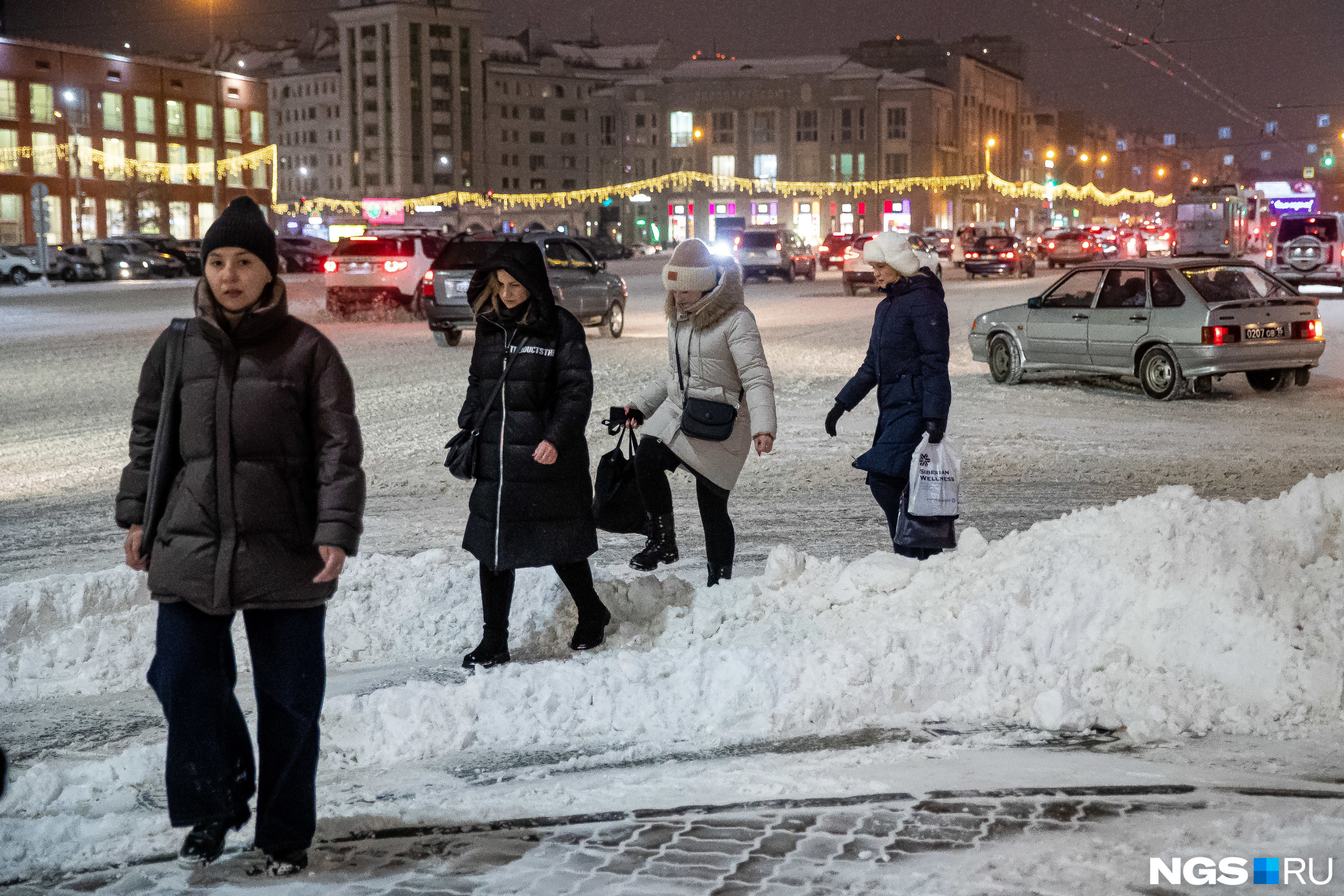 Через большие сугробы приходится перешагивать или перепрыгивать Через большие сугробы приходится перешагивать или перепрыгивать