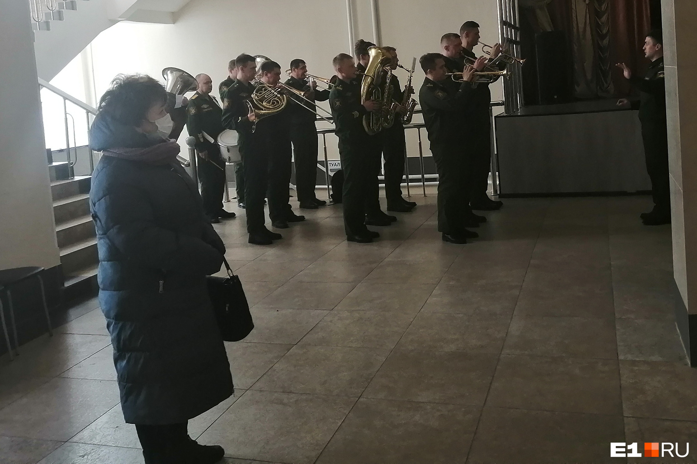 Военный оркестр играл на прощании