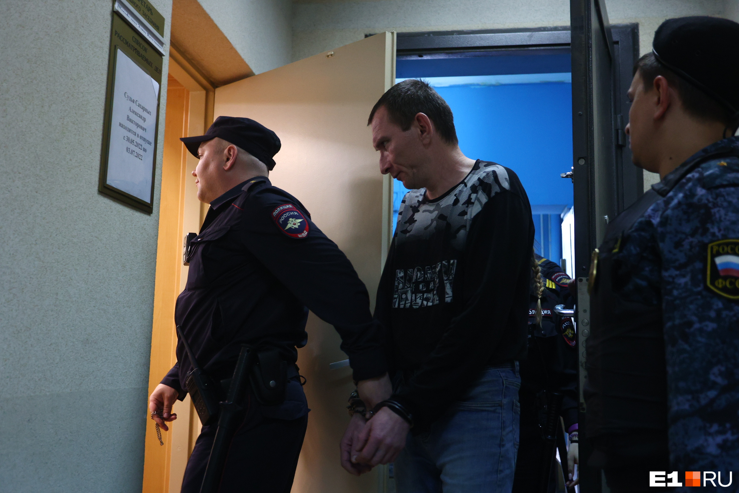 Главного подозреваемого Руслана Закирова ведут в зал суда после задержания