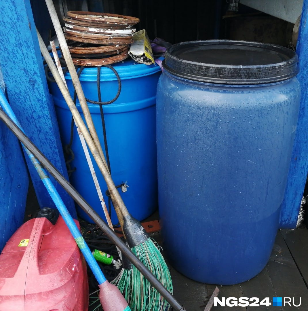 Бочки с водой — обычная вещь в хозяйстве караульца Бочки с водой — обычная вещь в хозяйстве караульца