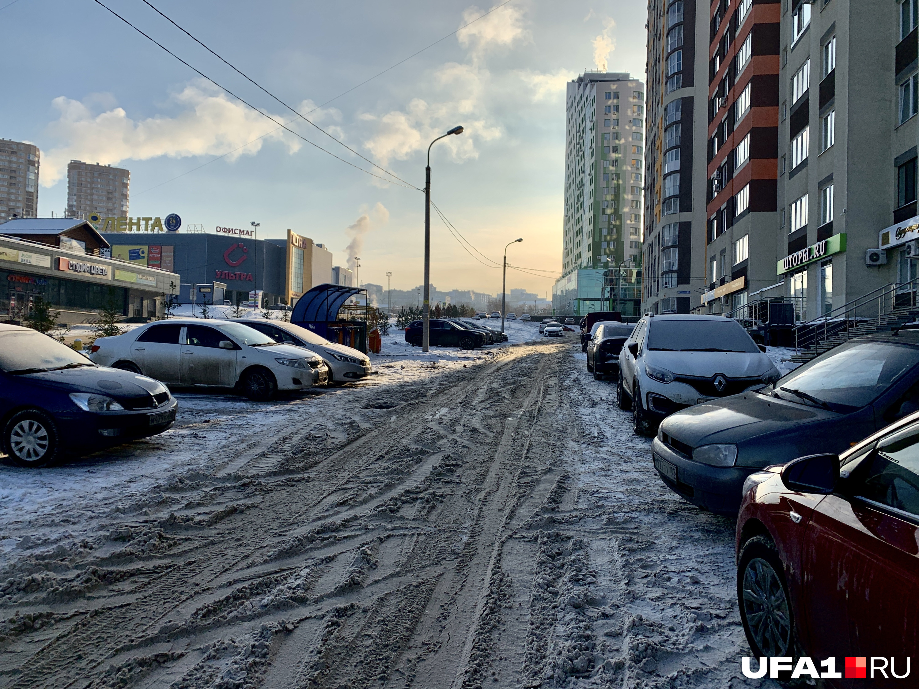 Что возле торгового центра, что возле домов вся местность — это парковка