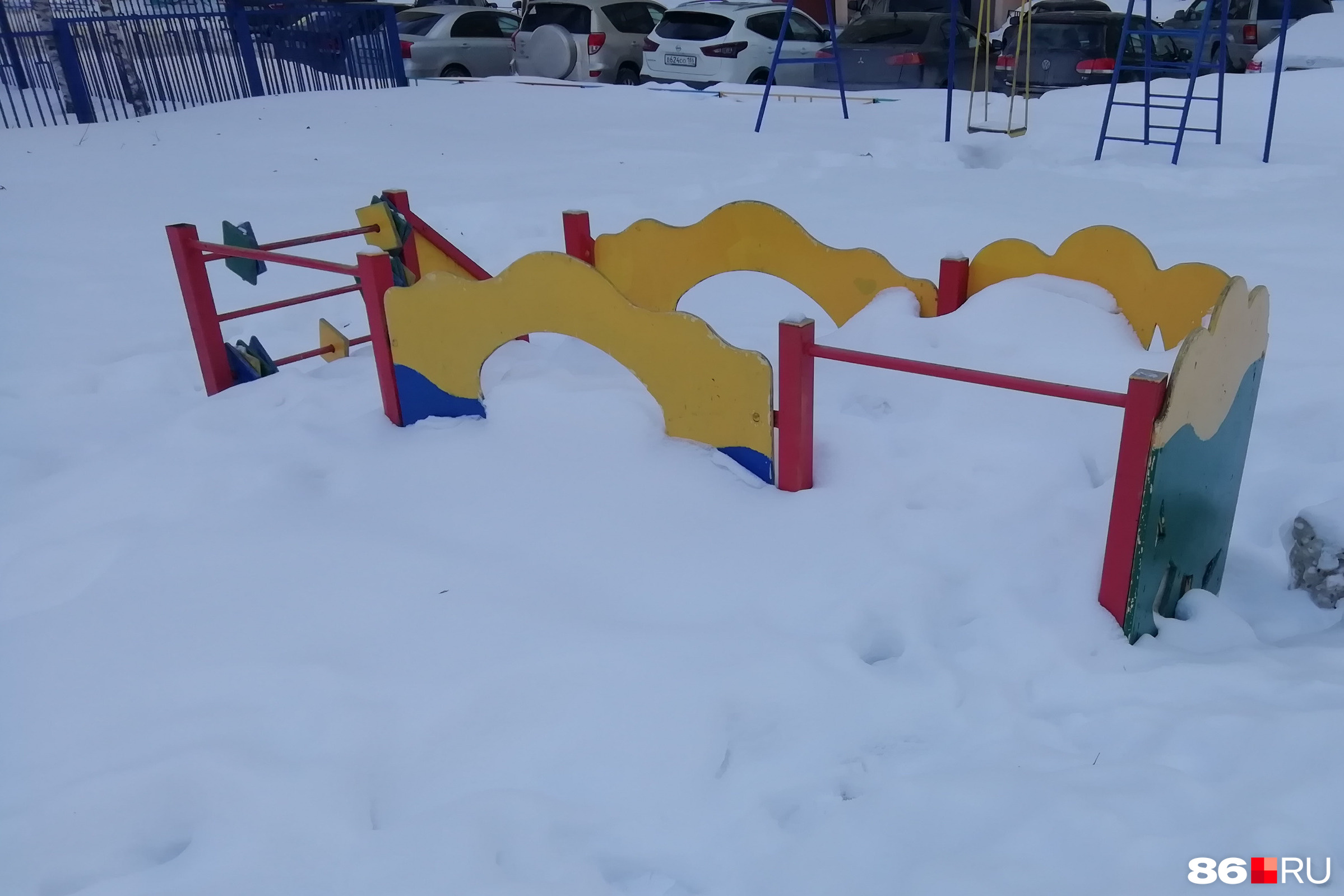 Кто должен чистить дворовые детские площадки от снега? - 2 апреля 2022 -  86.ru