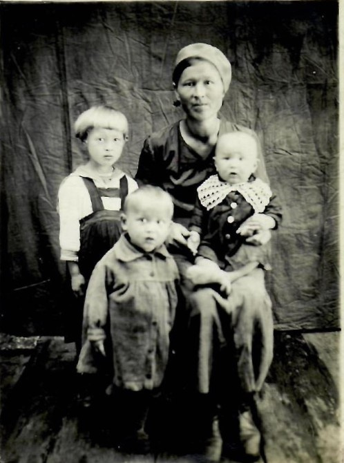 На фото мама нашего героя, его младший брат, он сам и его старшая сестра