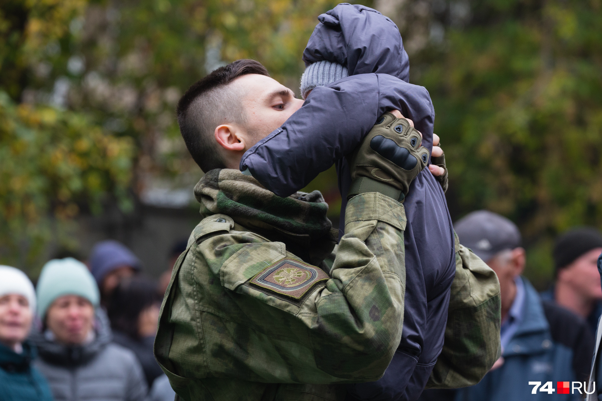 русский солдат и ребенок фото