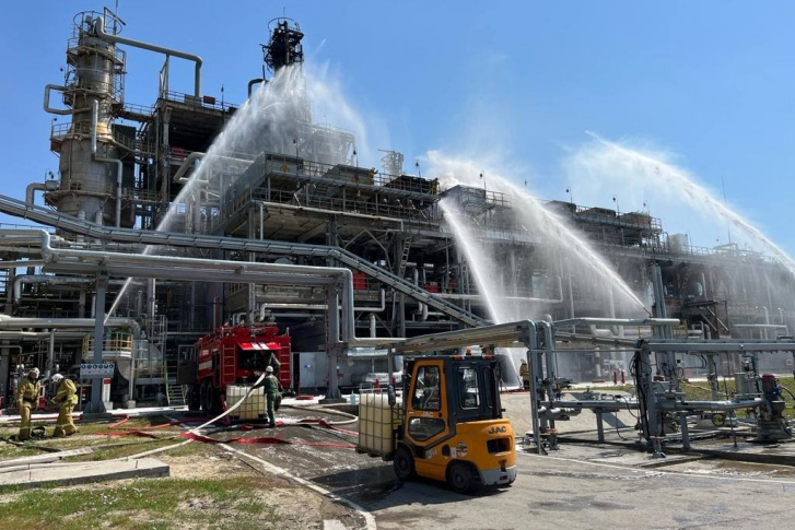 Тушение пожара на Новошахтинском нефтеперерабатывающем заводе, июнь 2022 года