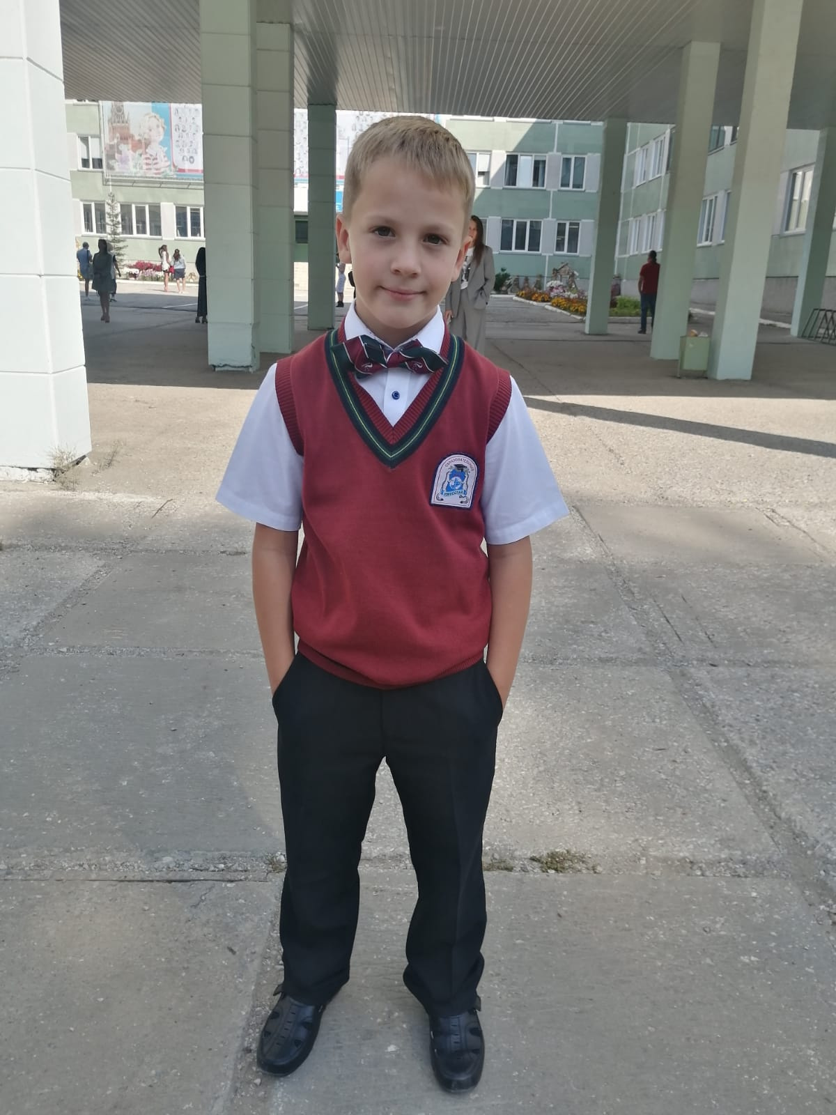 Сергей сегодня пошел в первый класс гимназии «Горностай» 
