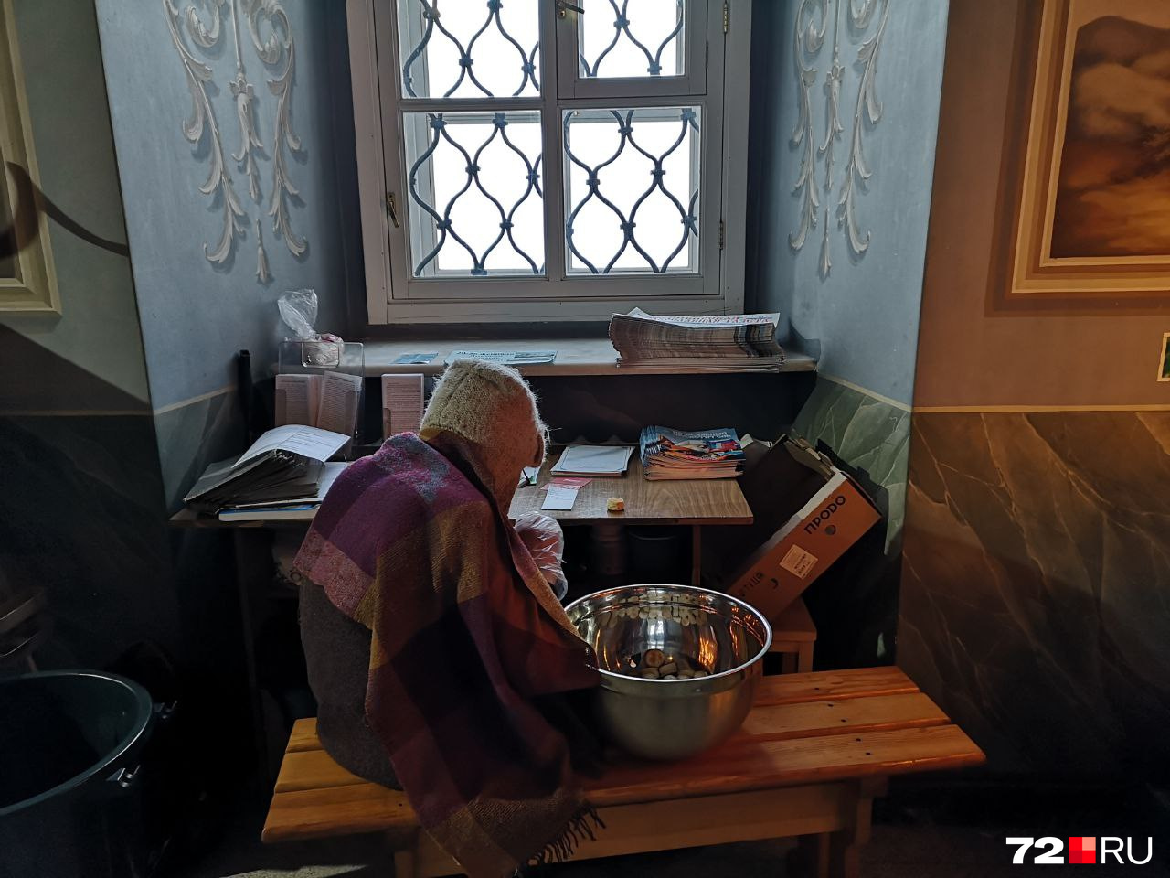 Бабушка сидит в монастыре 