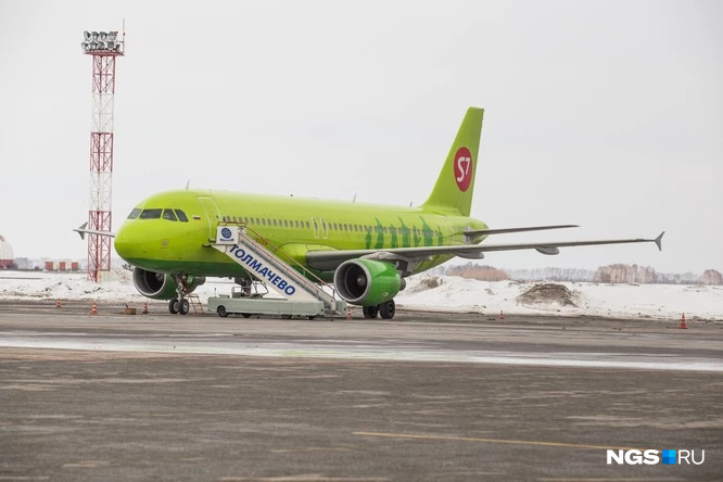 Рейс из Челябинска до Новосибирска задержали на пять часов — что произошло