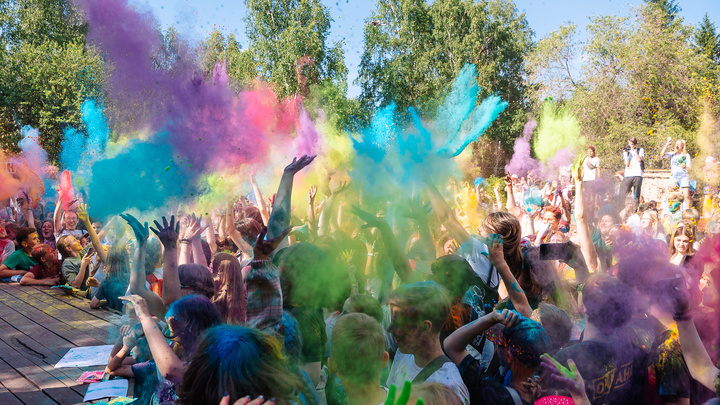 Разноцветный Кемерово: фоторепортаж с фестиваля красок холи на День города