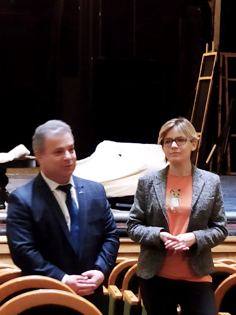 Во время представления нового директора в театре Во время представления нового директора в театре
