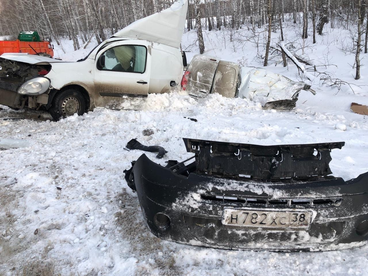 Машину порвало, как бумажную: «Рено» на омской трассе занесло под КАМАЗ