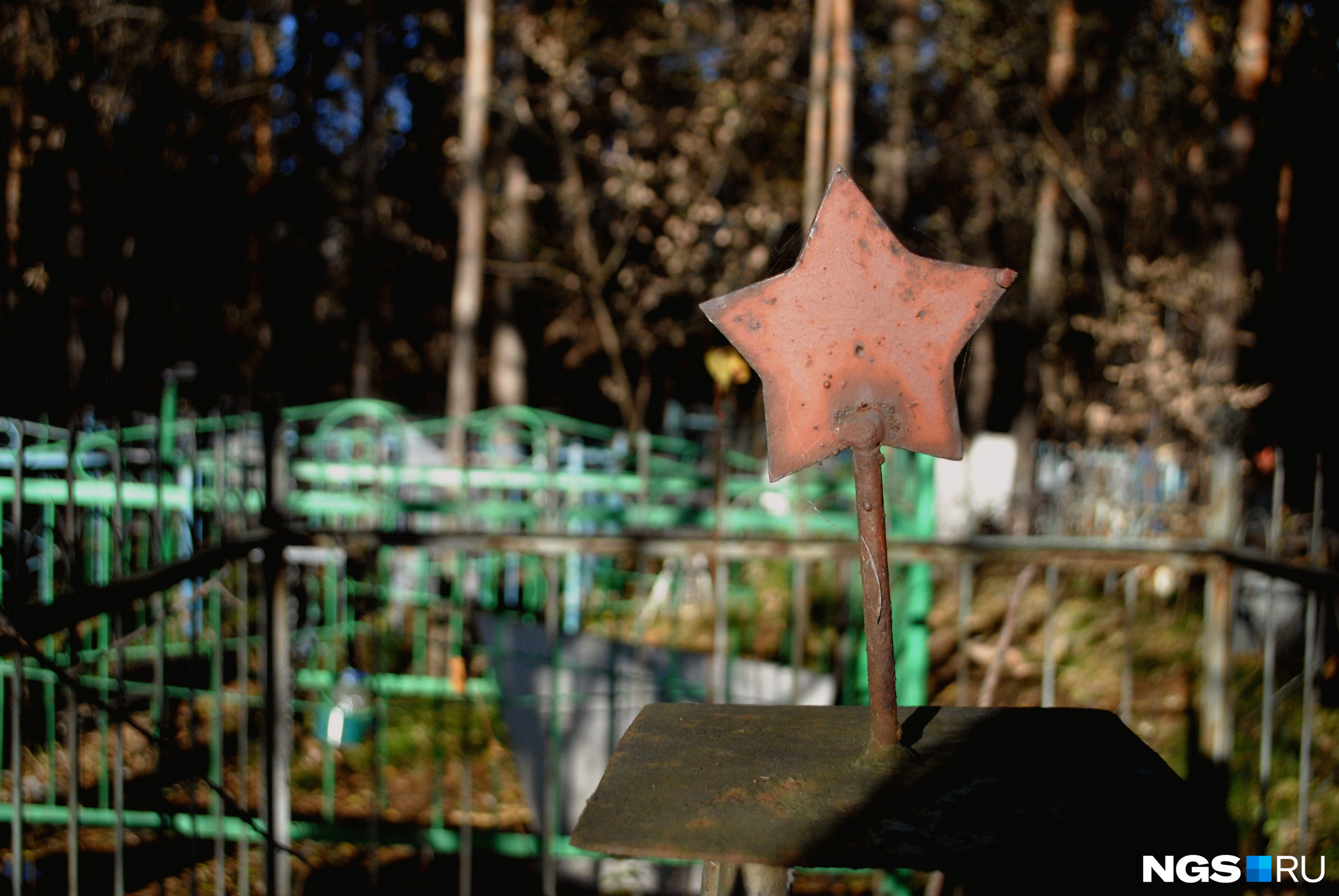 Красная звезда считается советским символом, но она встречается и на дореволюционных могилах