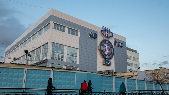 На берегу озера в Железногорске хотят нанести логотип завода спутников, видный из космоса. Идея понравилась не всем