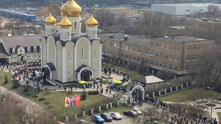 Перед храмами Москвы выстроились километровые очереди из желающих освятить куличи и яйца
