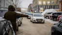Пассажир напал на водителя такси в центре Новосибирска — видео с подозреваемым