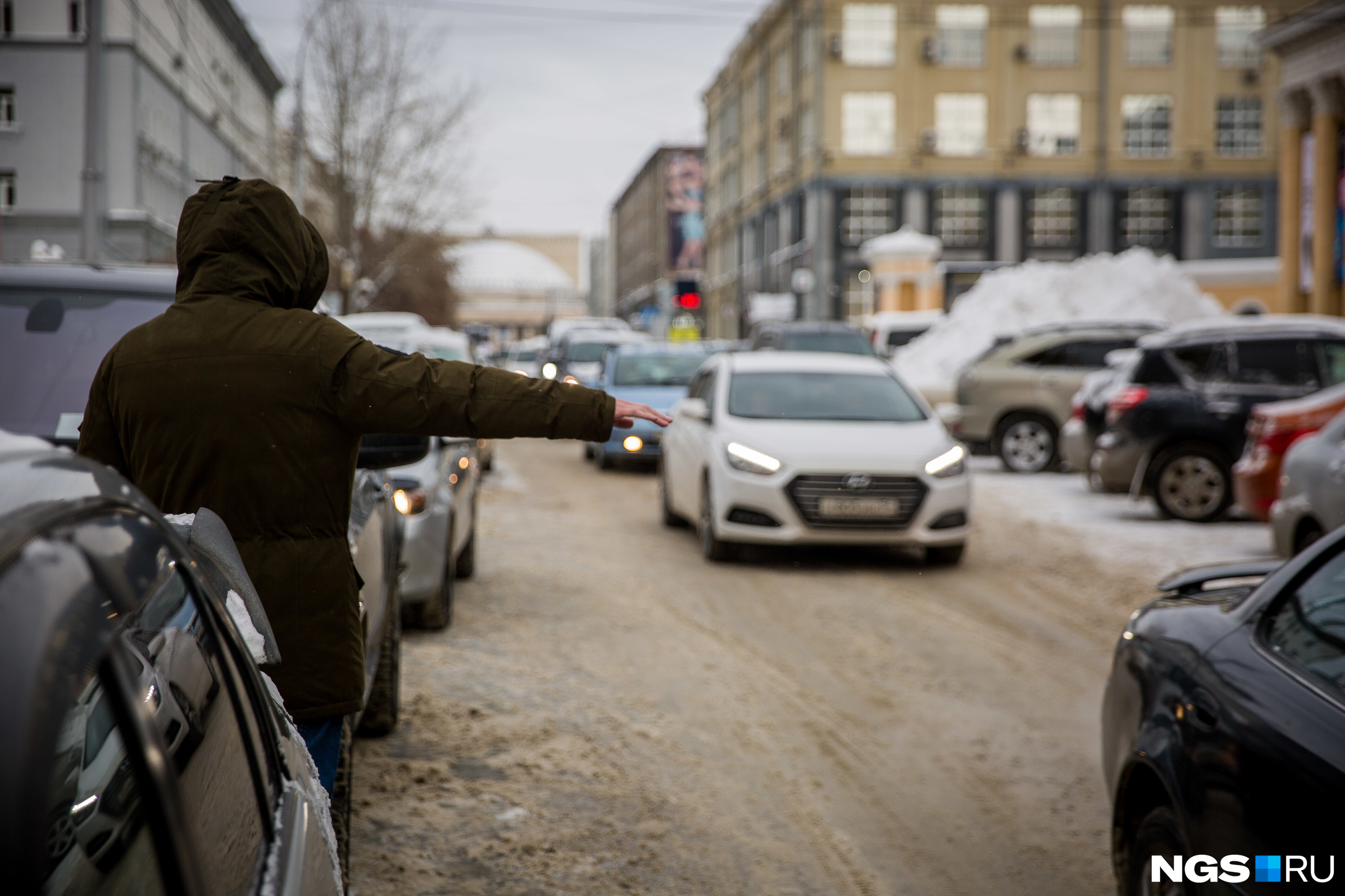 «Схватил за руку и швырнул на асфальт»: новосибирский таксист выгнал пассажирку с вейпом и выложил видео в соцсети