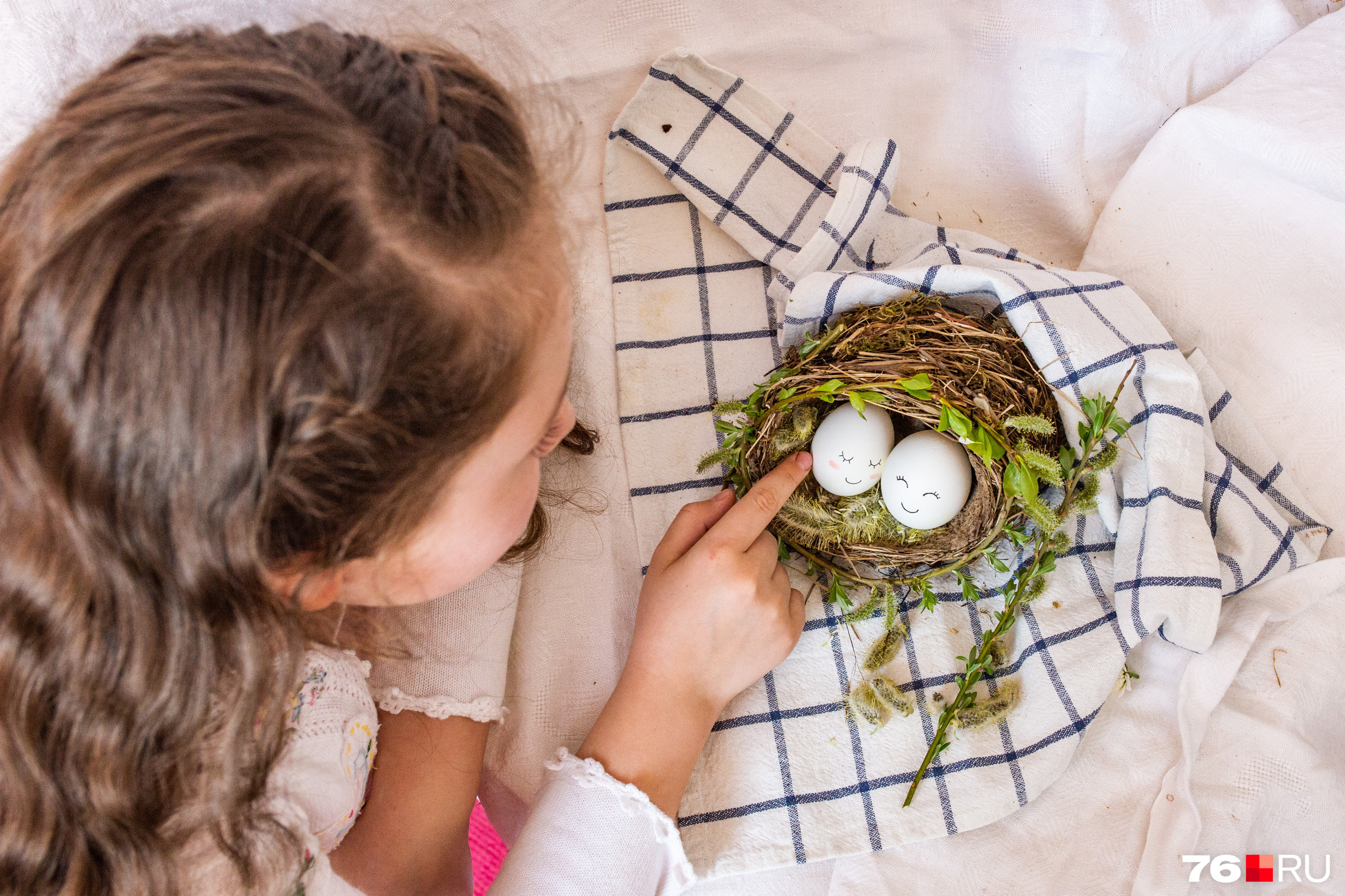 Вам нужны фольга и галстук: 5 интересных способов покрасить яйца к Пасхе