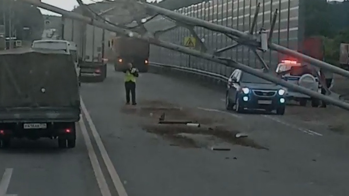 На трассе М-5 в Челябинской области грузовик снес металлическую раму, и она упала на пешехода