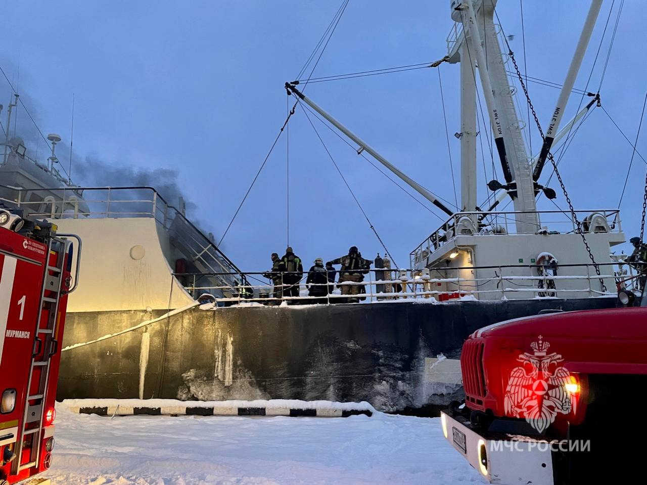Судно из Петербурга «Принцесса Арктики» загорелось в мурманском порту