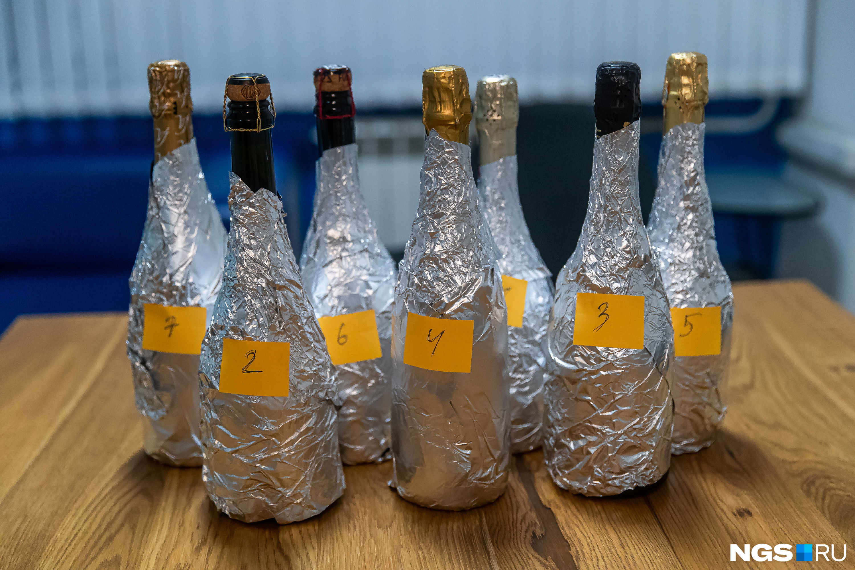 Как украсить своими руками бутылку шампанского на Новый год?