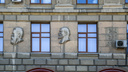 В центре Волгограда возвращают профиль Сталина на фасад бывшей партийной школы
