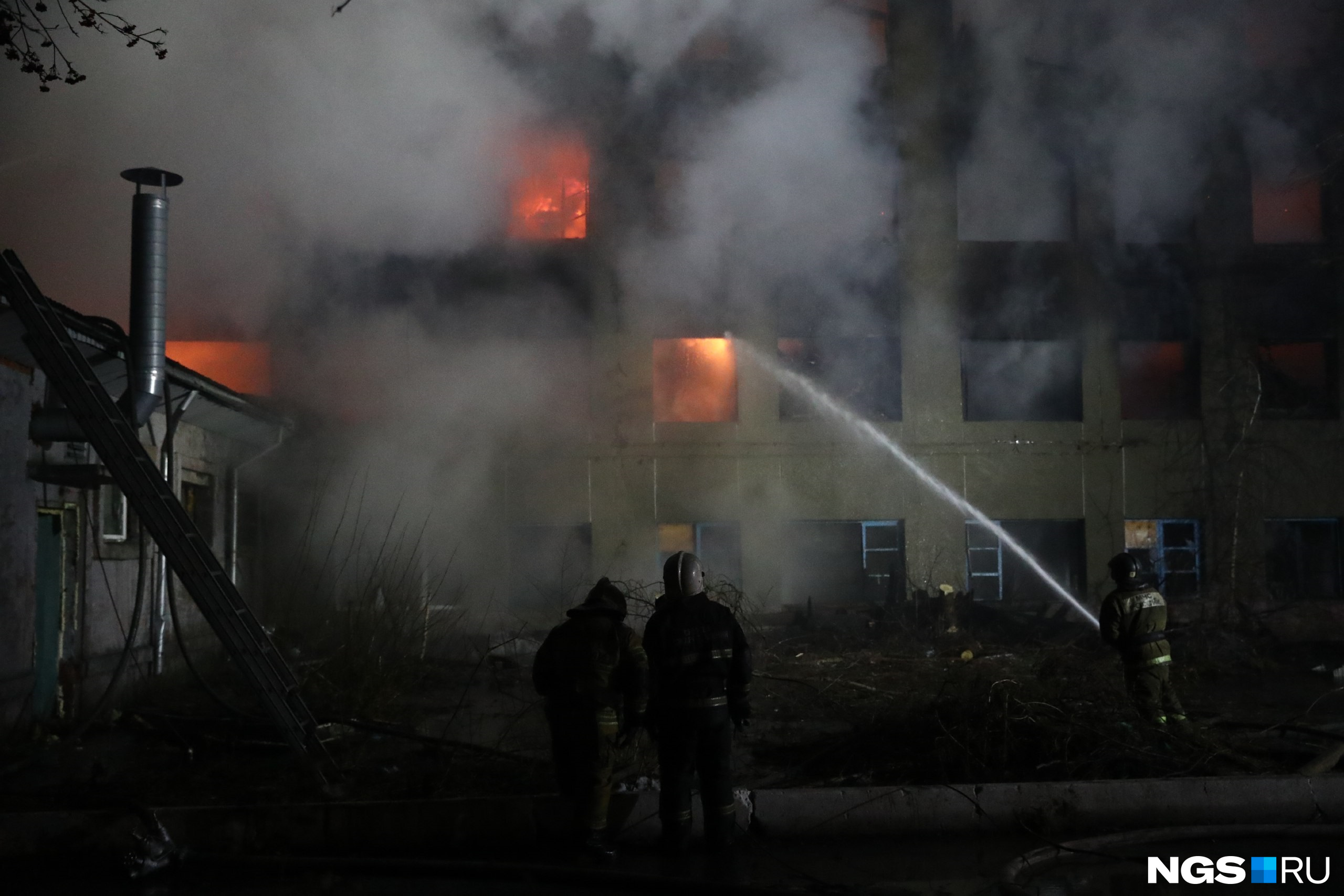 Пожарные тушат возгорание с западной и восточной части здания