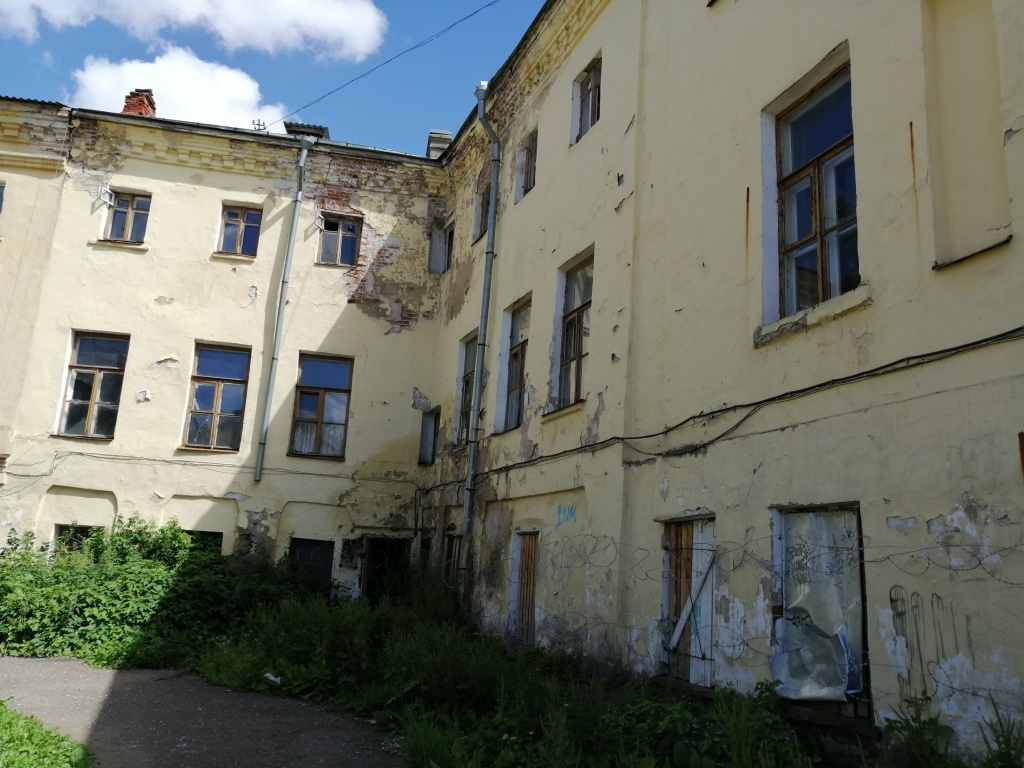 В этом здании когда-то работал Леонид Николаевич Трефолев В этом здании когда-то работал Леонид Николаевич Трефолев