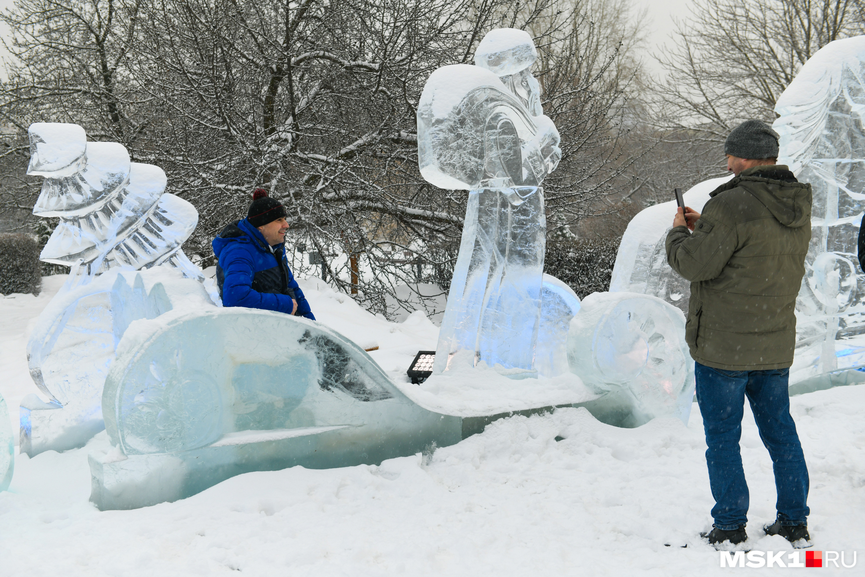 Посетители уже фотографируются на фоне ледяных скульптур