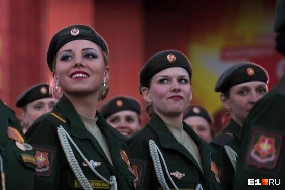 За время службы Анастасия (на фото слева) четыре раза участвовала в параде Победы
