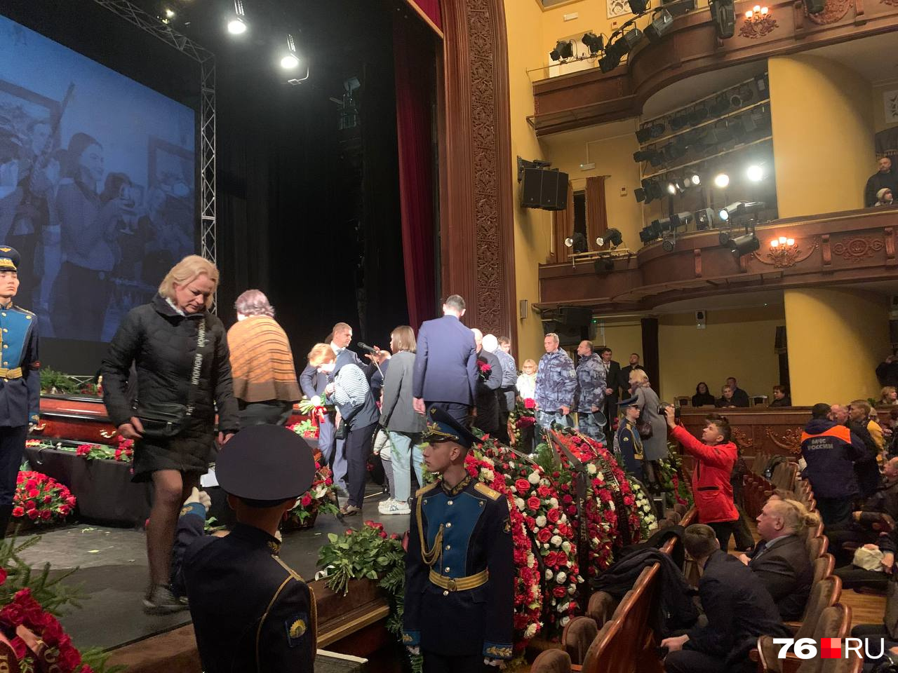 После выступления общественных деятелей, актеров и друзей Сергея Пускепалиса на сцену начали подниматься все желающие