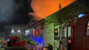 Искры летят вверх: в Ярославле у легендарного паба в центре города начался пожар. Видео