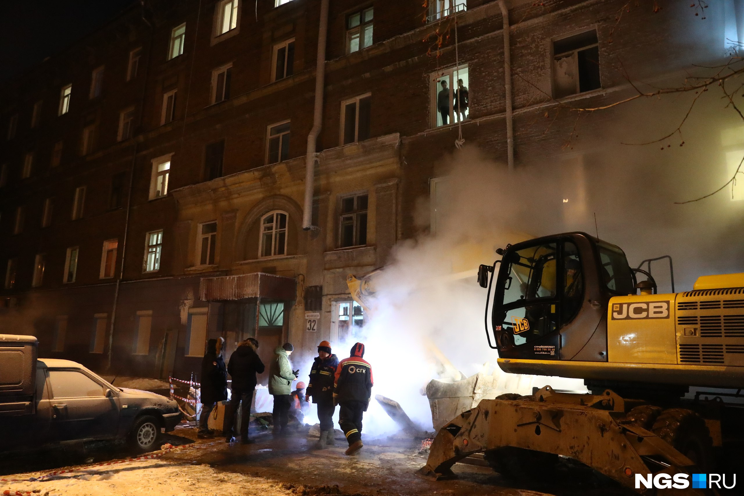 Над ликвидацией аварии работают 32 человека Над ликвидацией аварии работают 32 человека