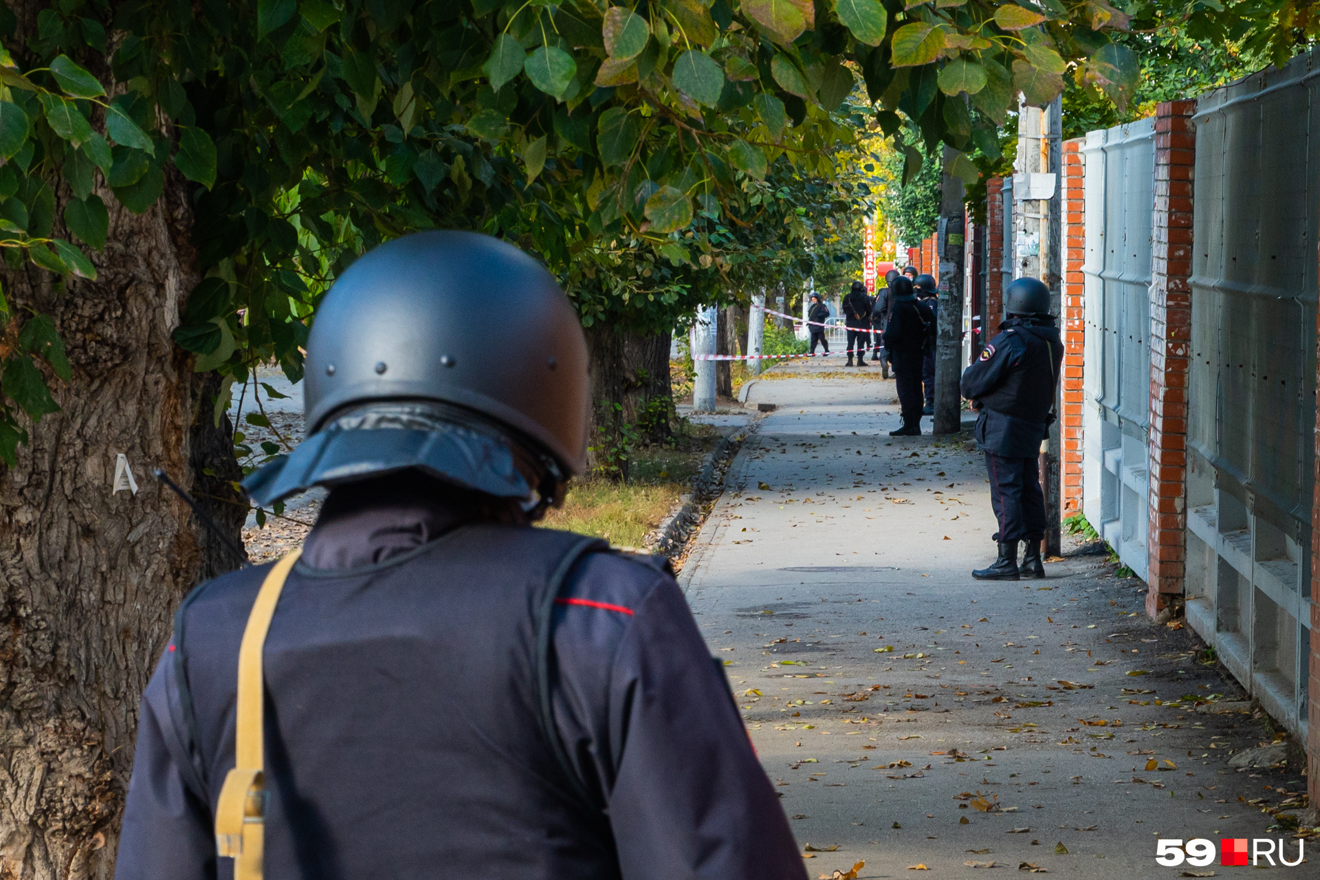 Долгое время у университета дежурили оперативные службы, здание было огорожено сигнальной лентой Долгое время у университета дежурили оперативные службы, здание было огорожено сигнальной лентой