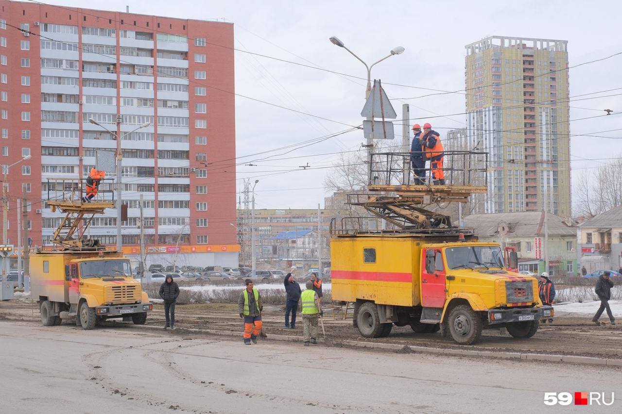 В Перми упавшее на дорогу дерево перекрыло движение на улице Стахановской 6  апреля 2022 г - 6 апреля 2022 - 59.ру