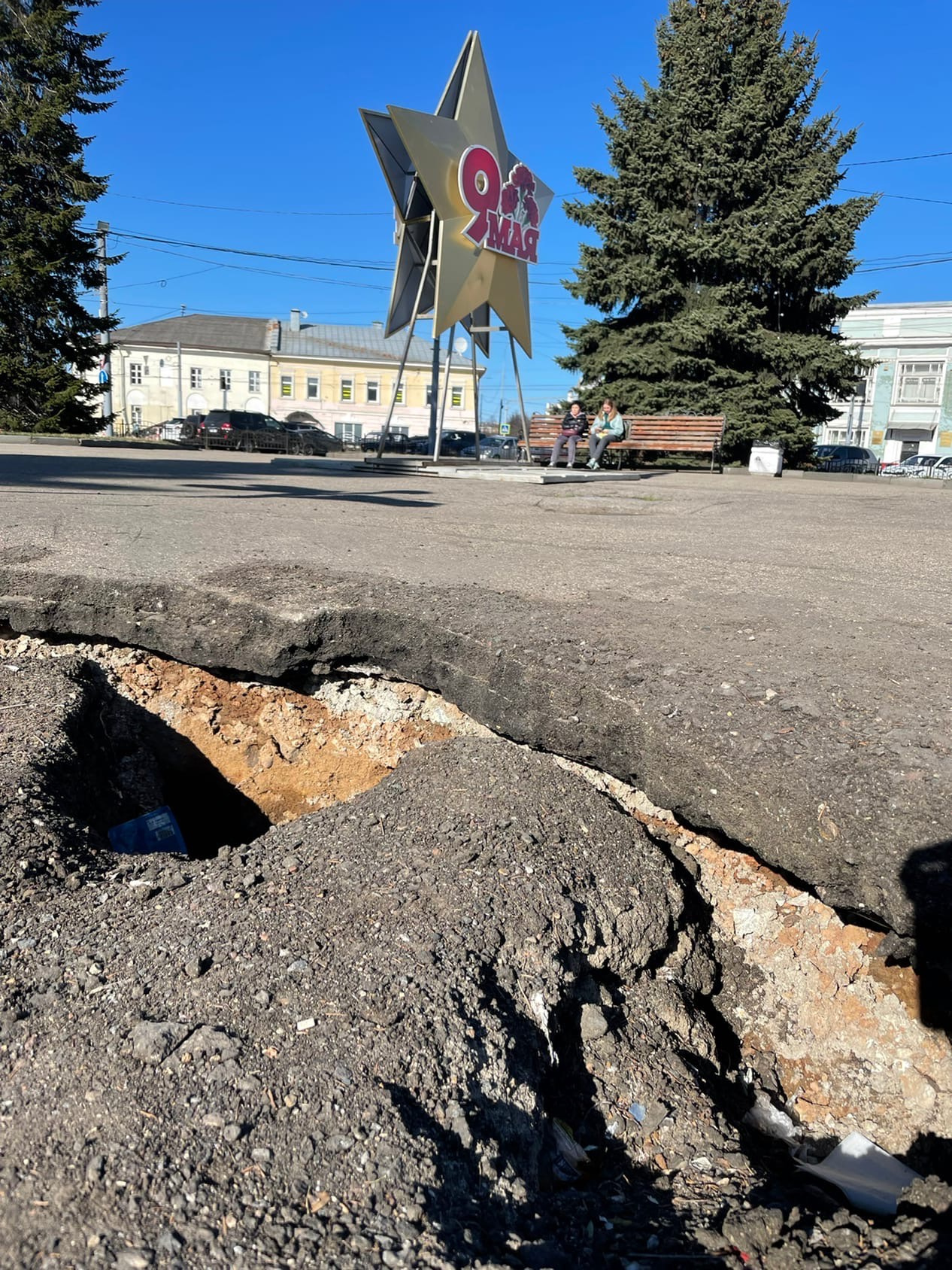 Заделать яму обещают только к 9 мая. Если будете гулять в ближайшие выходные, будьте осторожны Заделать яму обещают только к 9 мая. Если будете гулять в ближайшие выходные, будьте осторожны
