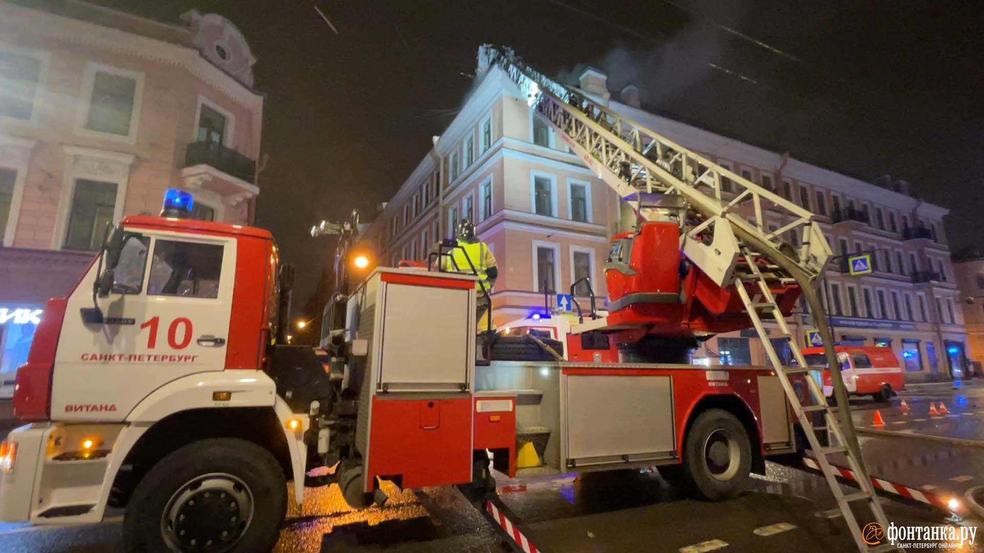 Пожар в доходном доме Милицина на Большом проспекте П.С. в Петербурге 31  января 2023 г., фото и видео - 31 января 2023 - ФОНТАНКА.ру