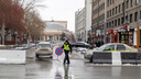 Заезжают на тротуар и гоняют по встречке — автомобилисты продолжают ездить по перекрытой улице Ленина