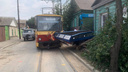 Трамвай и эвакуатор столкнулись на узкой улочке Ленгородка