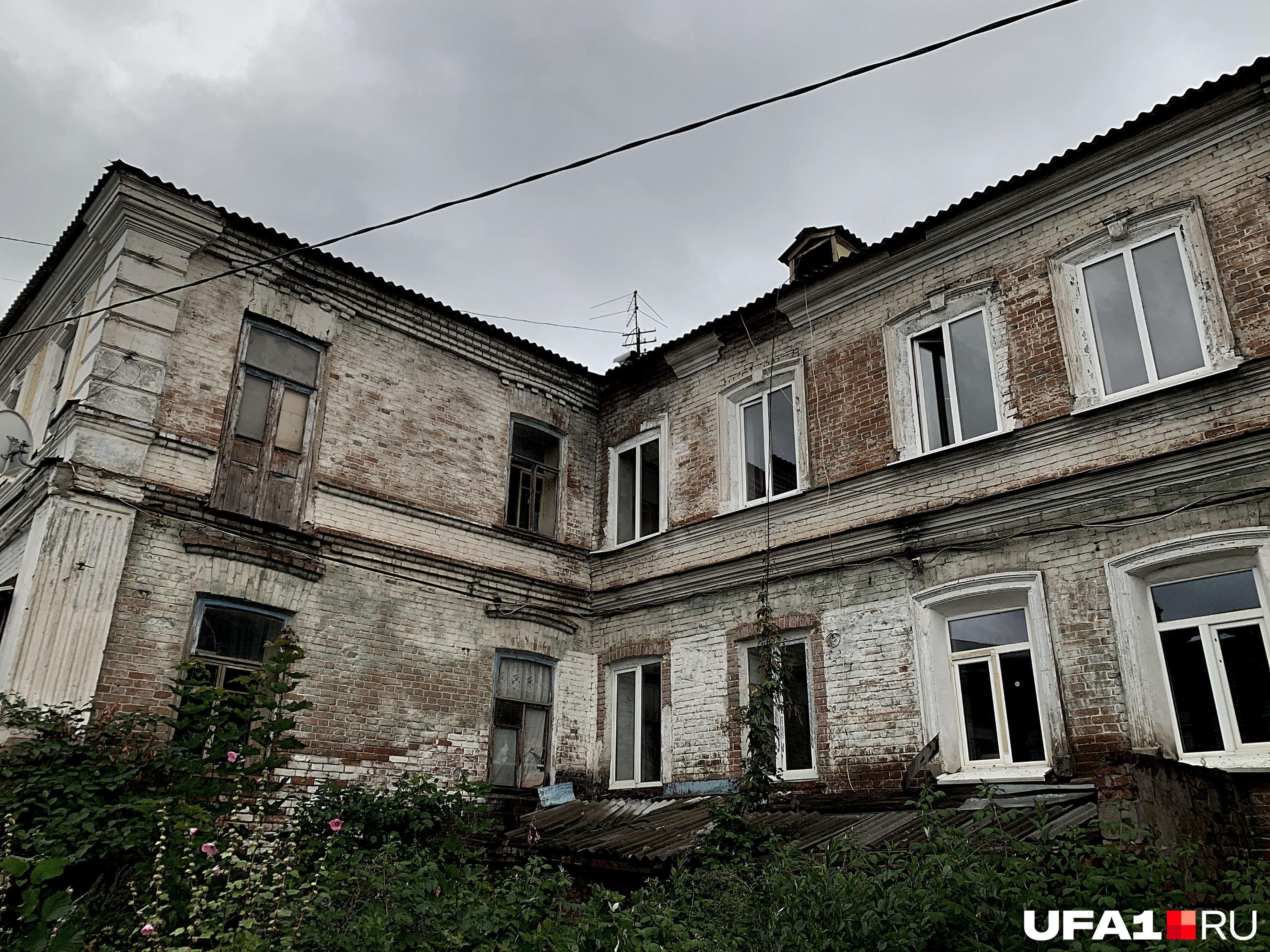 Этот дом, скорее всего, дождется ремонта, ведь он не деревянный Этот дом, скорее всего, дождется ремонта, ведь он не деревянный