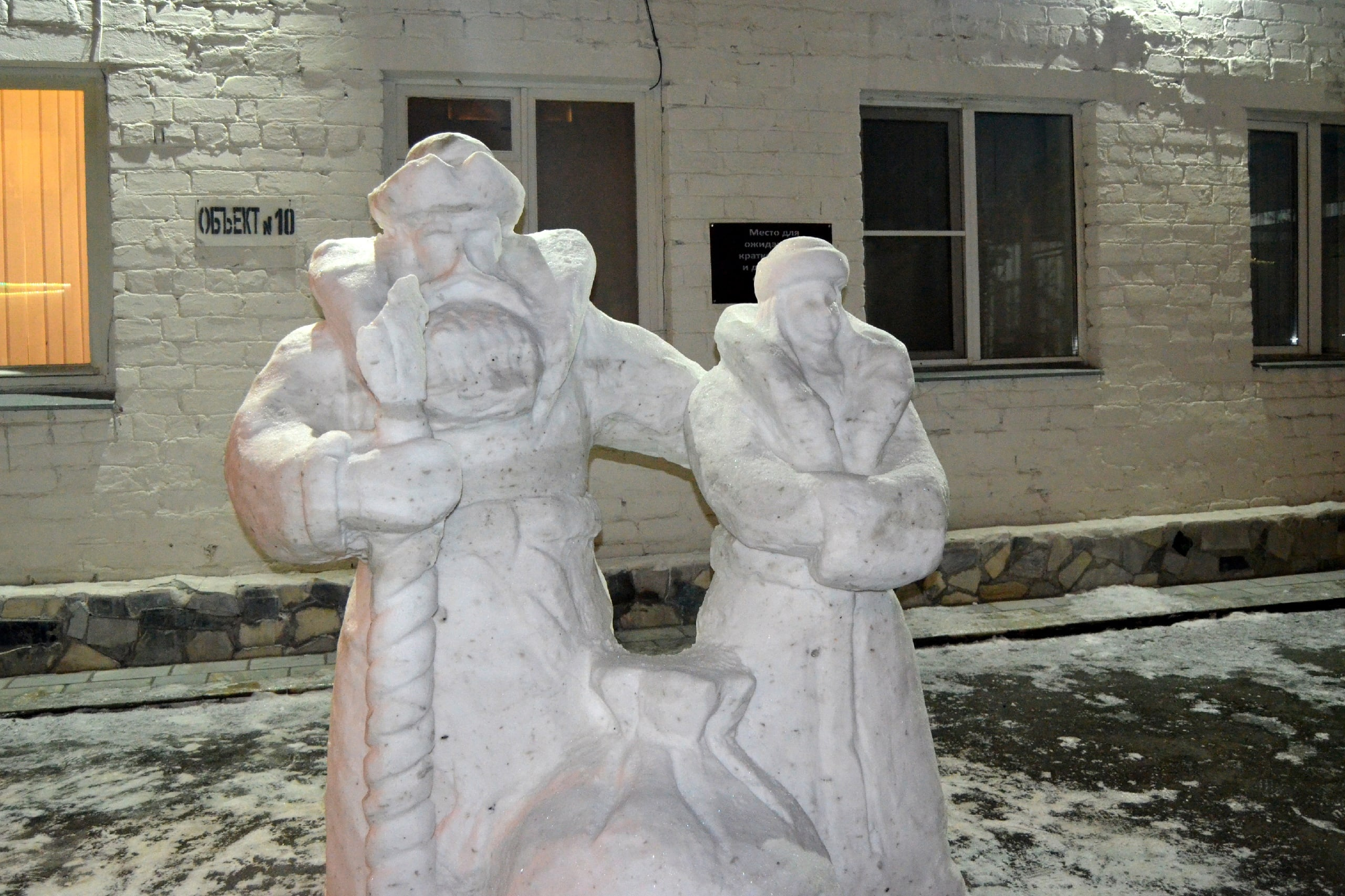 «Какой год — такие и символы». В колонии Екатеринбурга прошел конкурс снежных фигур, и вы должны это увидеть