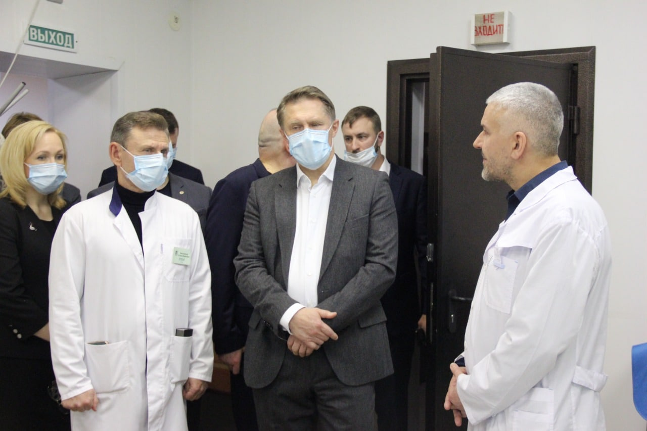 «Несколько вопросов». Федеральный министр — о том, зачем прилетел в больницу Екатеринбурга с проверкой