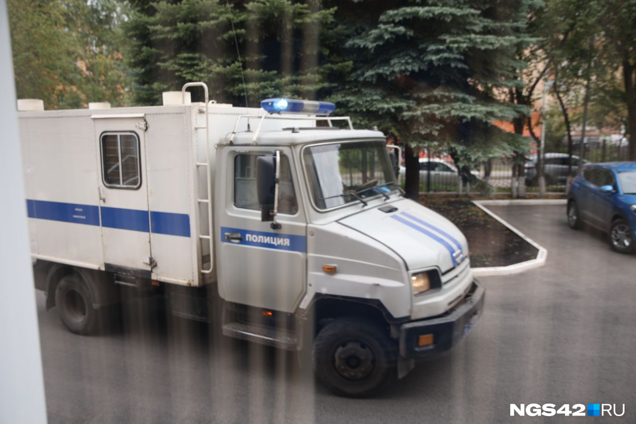 Автозак у стен суда, в котором привезли подсудимого Автозак у стен суда, в котором привезли подсудимого