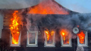 Была угроза взрыва: как тушили горящий дом в Кемском поселке — кадры МЧС