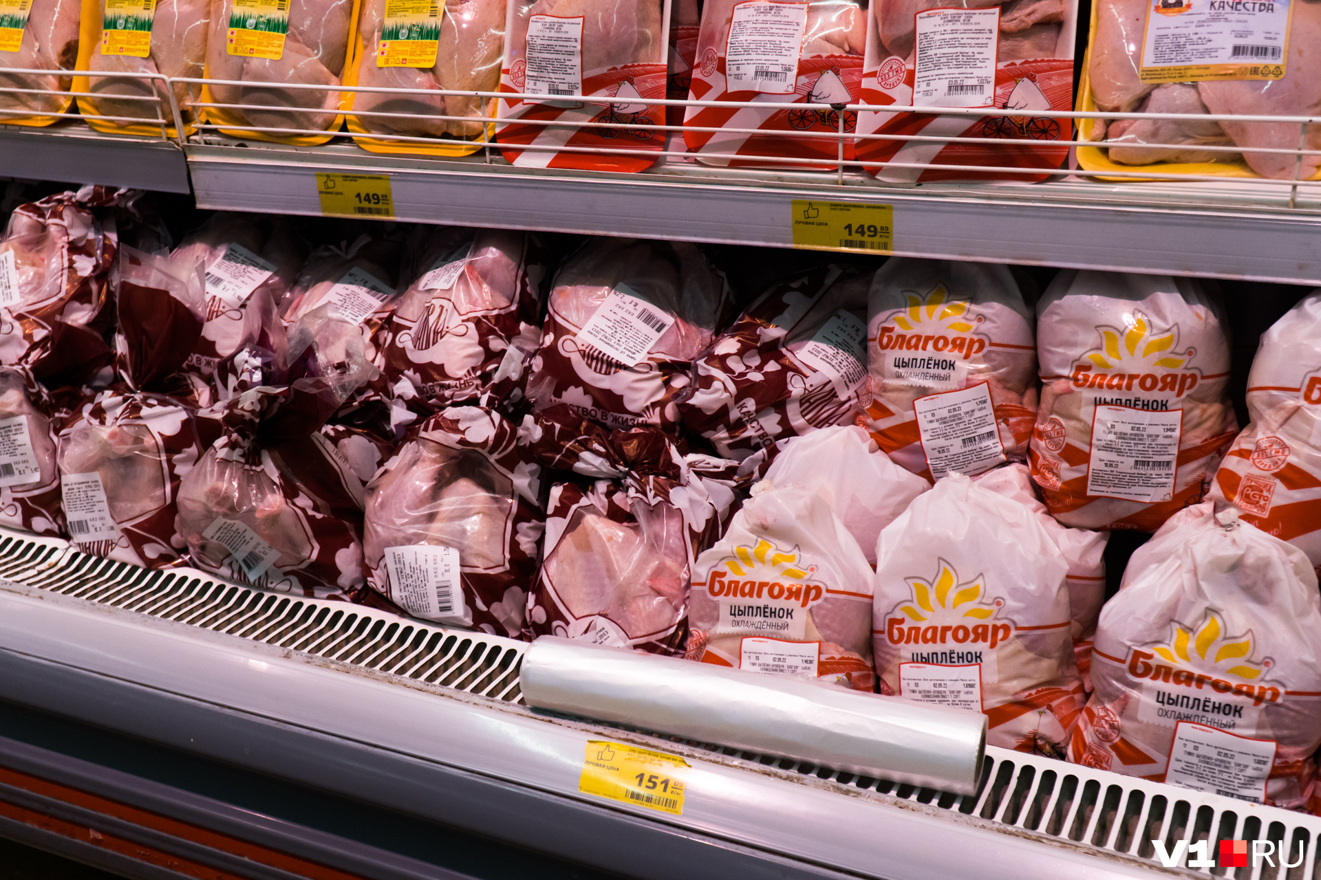 Утром пятницы полки продуктовых магазинов полны продовольствия Утром пятницы полки продуктовых магазинов полны продовольствия